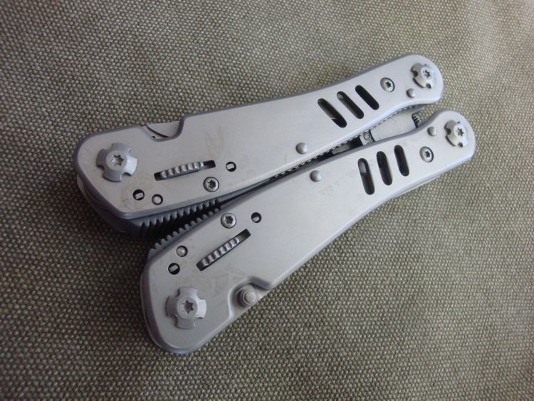 Инструмент - мультитул AR700