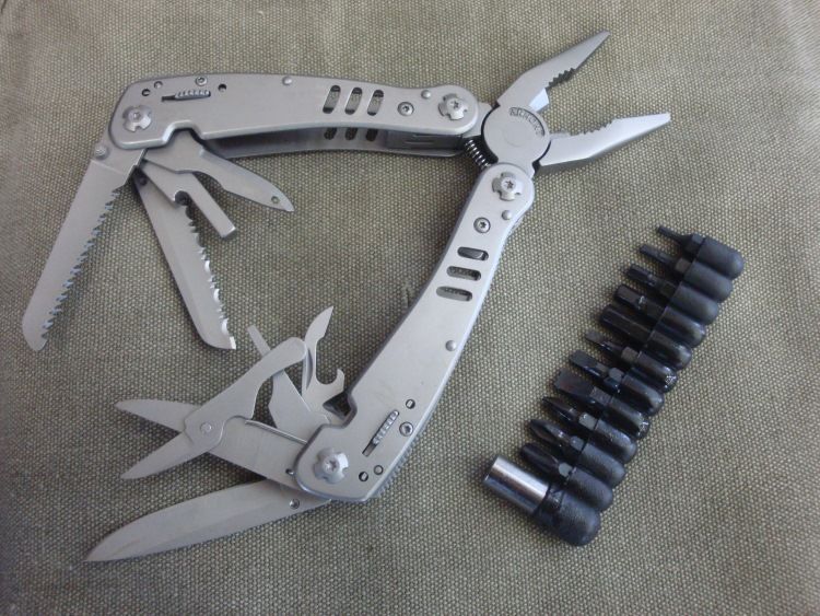 Инструмент - мультитул AR700